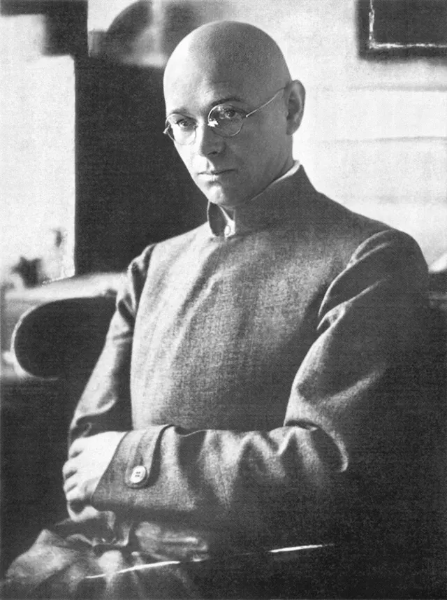 Fotografie: Paula Stockmar (as mentioned at https://bauhaus.daserste.de/credits) Bearbeitung:MagentaGreen: Johannes Itten (retuschiert)