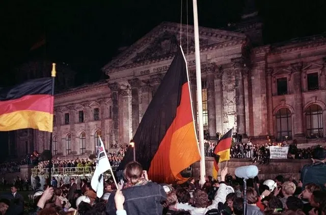 Peer Grimm: Berlin, deutsche Vereinigung, vor dem Reichstag (Translated: Berlin, German unification, in front of the Reichstag)